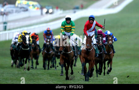 Allen Envoi cavalcato da fantino Jamie Codd (destra) sul modo di vincere la Weatherbys paraurti campione durante il Signore giorno del 2019 Cheltenham Festival a Cheltenham Racecourse. Foto Stock