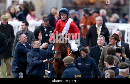 Jockey Jamie Codd (centro) festeggia conquistando la Weatherbys Champion paraurti sul Envoi Allen durante il Signore giorno del 2019 Cheltenham Festival a Cheltenham Racecourse. Foto Stock