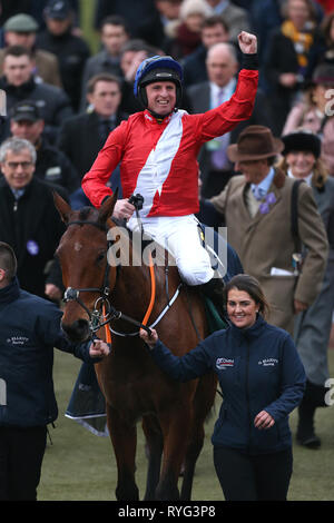 Jockey Jamie Codd (centro) festeggia conquistando la Weatherbys Champion paraurti sul Envoi Allen durante il Signore giorno del 2019 Cheltenham Festival a Cheltenham Racecourse. Foto Stock