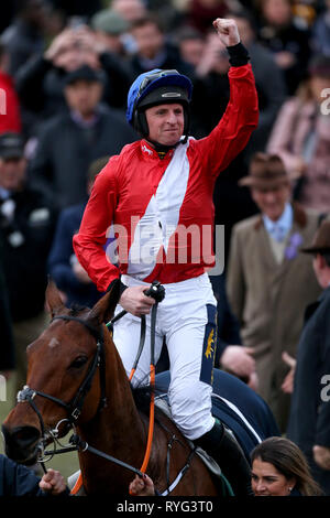 Jockey Jamie Codd (centro) festeggia conquistando la Weatherbys Champion paraurti sul Envoi Allen durante il Signore giorno del 2019 Cheltenham Festival a Cheltenham Racecourse. Foto Stock