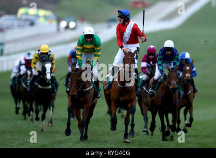 Jockey Jamie Codd (centro) festeggia conquistando la Weatherbys Champion paraurti sul Envoi Allen durante il Signore giorno del 2019 Cheltenham Festival a Cheltenham Racecourse. Foto Stock