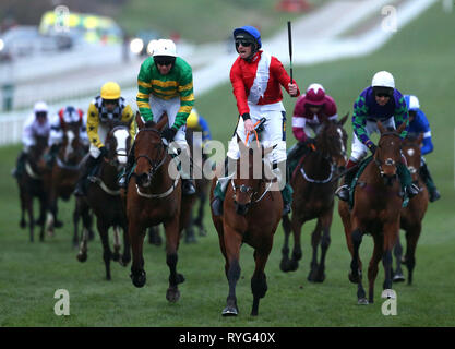 Jockey Jamie Codd (centro) festeggia conquistando la Weatherbys Champion paraurti sul Envoi Allen durante il Signore giorno del 2019 Cheltenham Festival a Cheltenham Racecourse. Foto Stock