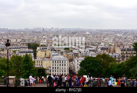 I turisti al Sacre Coeur Viewpoint, Montmartre. Parigi, Francia, 14 ago 2018. Foto Stock