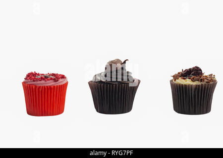 Varietà di cioccolato, foresta nera, velluto rosso tortine su sfondo bianco, il fuoco selettivo Foto Stock