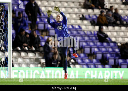 Birmingham City Il portiere Lee Camp si riscalda prima della partita durante il cielo di scommessa match del campionato a Sant'Andrea trilioni di Trofeo Stadium, Birmingham. Foto Stock