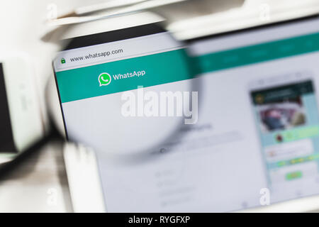 San Francisco, California, Stati Uniti d'America - 14 Marzo 2019: WhatsApp Messenger, sociale sito ufficiale homepage sotto la lente di ingrandimento. Concetto WhatsApp, sociale Foto Stock