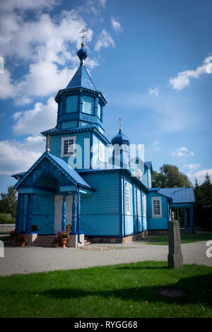 Ruteni chiesa cattolica nella brillante di colore blu con incroci multipli e guglie al confine tra la parte orientale della Polonia e Ucraina occidentale Foto Stock