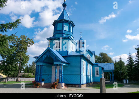 Ruteni chiesa cattolica nella brillante di colore blu con incroci multipli e guglie al confine tra la parte orientale della Polonia e Ucraina occidentale Foto Stock