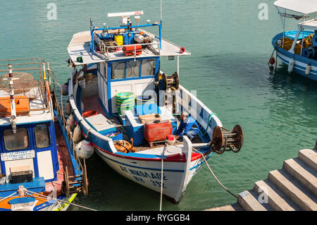 Heraklion, Grecia - 2 Novembre 2017: barche da pesca e un pescatore nel porto di Heraklion, Creta, Grecia. Foto Stock