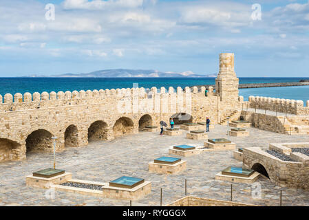 Heraklion, Creta, Grecia - 2 Novembre 2017: vista sul tetto della vecchia fortezza veneziana di Koules al porto di Heraklion, Creta, Grecia. Foto Stock