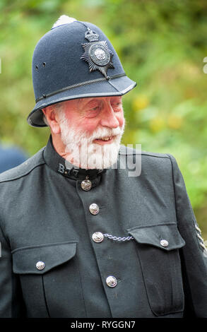 Woodhall Spa 1940 Festival - poliziotto vestito negli anni quaranta uniforme con casco Foto Stock
