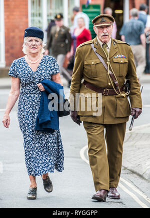 Woodhall Spa 1940 Festival - giovane vestito negli anni quaranta stile Foto Stock