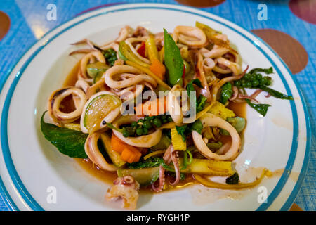 Calamari e altri piatti di pesce con verdure, Food Hall, Central Pattaya Road, Pattaya, Thailandia Foto Stock