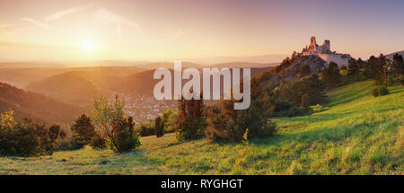 Panorama - la rovina del Castello di Cachtice, Slovacchia Foto Stock