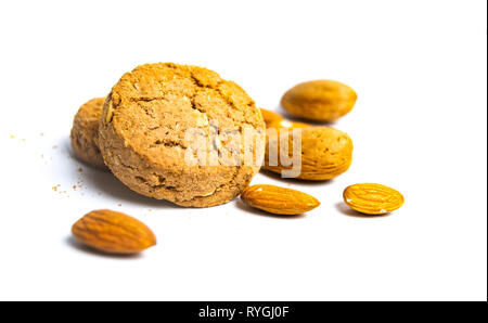 I cookie di integrale con mandorle isolati su sfondo bianco Foto Stock