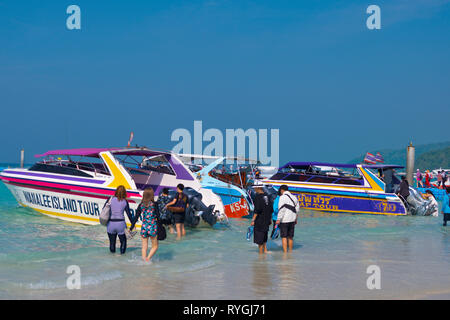 Le barche di velocità, di fronte spiaggia Tawaen, Ko Lan, Thailandia Foto Stock