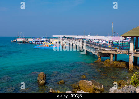 Spiaggia Tawaen Pier, Ko Lan, Thailandia Foto Stock