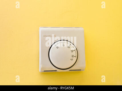 Honeywell Riscaldamento centrale Sala analogica del termostato di controllo della temperatura, REGNO UNITO Foto Stock