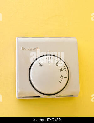 Honeywell Riscaldamento centrale Sala analogica del termostato di controllo della temperatura, REGNO UNITO Foto Stock