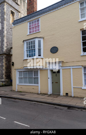 Winchester, Hampshire, Inghilterra, Regno Unito Marzo 2019. Jane Austen, romanziere vissuto in questa senape casa colorata su Clollege Street, Winchester durante il suo la Foto Stock