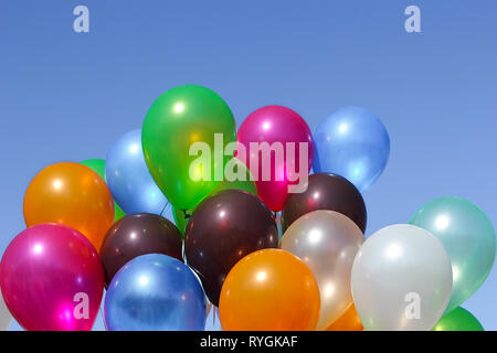 Di palloncini colorati contro il cielo blu chiaro Foto Stock