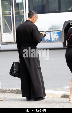 Ragazzo serio in una veste nera mistero paranormale Foto Stock