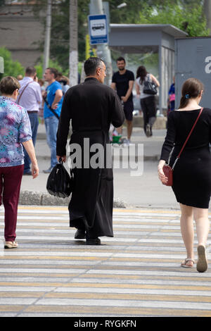 Lunghezza piena ripresa di profilo di un sacerdote con una Bibbia in attesa in linea isolati su sfondo bianco Foto Stock