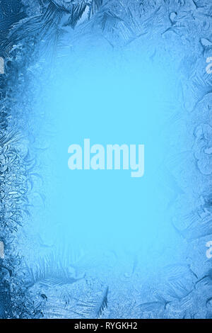 Cartolina di Natale con la brina sul vetro nei toni del blu Foto Stock