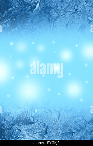 Cartolina di Natale con la brina sul vetro nei toni del blu Foto Stock