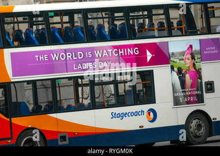 Aintree racecourse Randox Grand National Stagecoach bus pubblicità Ladies Day a Liverpool City Centre, Regno Unito Foto Stock