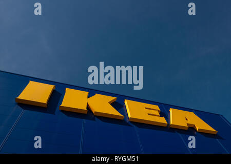 Logo Ikea segno contro il cielo blu. Ikea marchio giallo e blu di colori Colori. Logo giallo sulla parete blu. Di fronte colori colori. Foto Stock