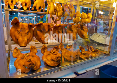 Arrosto di capi suini e polli, mercato coperto, Trat, Thailandia Foto Stock