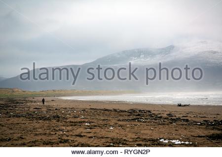 Una vista della spiaggia di pollice nella Contea di Kerry su una bella giornata invernale e lungo la selvaggia modo atlantico Foto Stock