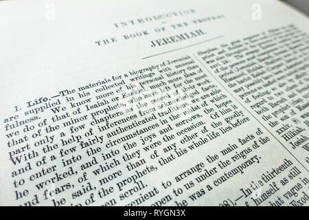 In prossimità di una pagina di introduzione al libro del profeta Geremia nella Bibbia Foto Stock