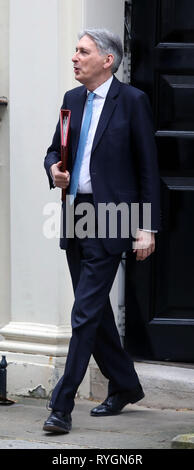 Pic mostra: Phillip Hammond lascia il numero 11 di Downing Street per il suo modo di molla di erogazione dichiarazione pic da Gavin Rodgers/Pixel8000 Foto Stock