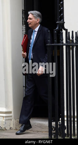 Pic mostra: Phillip Hammond lascia il numero 11 di Downing Street per il suo modo di molla di erogazione dichiarazione pic da Gavin Rodgers/Pixel8000 Foto Stock