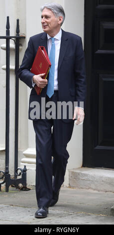 Pic mostra: Phillip Hammond lascia il numero 11 di Downing Street per il suo modo di molla di erogazione dichiarazione pic da Gavin Rodgers/Pixel8000 Foto Stock