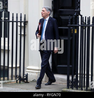 Pic mostra: Phillip Hammond lascia il numero 11 di Downing Street per il suo modo di molla di erogazione dichiarazione pic da Gavin Rodgers/Pixel8000 Foto Stock