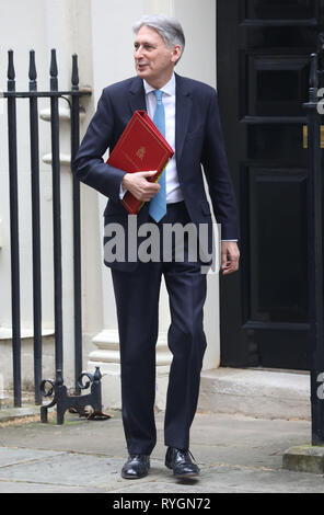 Pic mostra: Phillip Hammond lascia il numero 11 di Downing Street per il suo modo di molla di erogazione dichiarazione pic da Gavin Rodgers/Pixel8000 Foto Stock