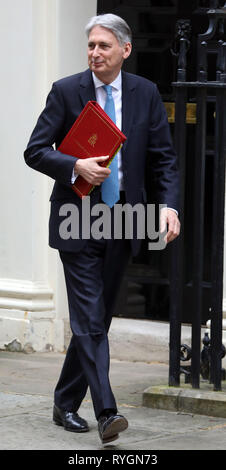 Pic mostra: Phillip Hammond lascia il numero 11 di Downing Street per il suo modo di molla di erogazione dichiarazione pic da Gavin Rodgers/Pixel8000 Foto Stock