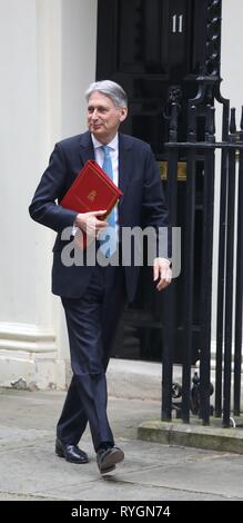 Pic mostra: Phillip Hammond lascia il numero 11 di Downing Street per il suo modo di molla di erogazione dichiarazione pic da Gavin Rodgers/Pixel8000 Foto Stock