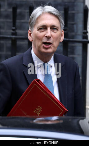 Pic mostra: Phillip Hammond lascia il numero 11 di Downing Street per il suo modo di molla di erogazione dichiarazione pic da Gavin Rodgers/Pixel8000 Foto Stock