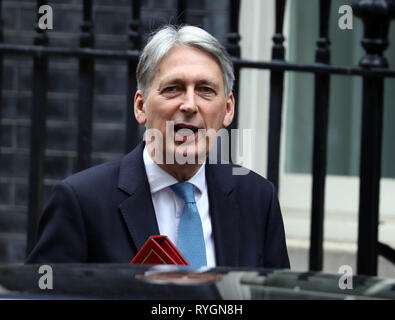 Pic mostra: Phillip Hammond lascia il numero 11 di Downing Street per il suo modo di molla di erogazione dichiarazione pic da Gavin Rodgers/Pixel8000 Foto Stock