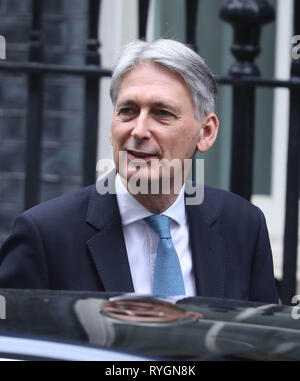 Pic mostra: Phillip Hammond lascia il numero 11 di Downing Street per il suo modo di molla di erogazione dichiarazione pic da Gavin Rodgers/Pixel8000 Foto Stock