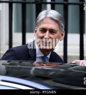 Pic mostra: Phillip Hammond lascia il numero 11 di Downing Street per il suo modo di molla di erogazione dichiarazione pic da Gavin Rodgers/Pixel8000 Foto Stock