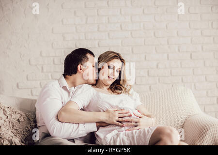 Felice il marito e la moglie seduta sul divano nel soggiorno Foto Stock