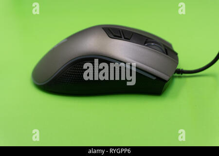 Il giallo il mouse del computer su sfondo bianco Foto Stock