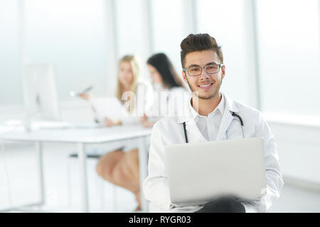 Medico funziona su un computer portatile nella stanza di ospedale Foto Stock