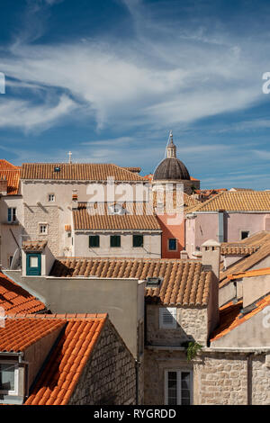 Vista aerea del paese vecchio di Dubrovnik cityscape compresi sulla cupola del duomo, Dubrovnik, Croazia Foto Stock