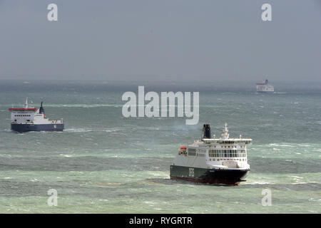 Come tempesta Gareth pastelle Gran Bretagna code massiccia di veicoli rivestiti di A2 nel dover Docks come ferries ha lottato per il dock in alta venti causando la lunghezza Foto Stock